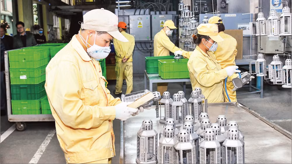 Sản xuất tại Công ty cổ phần Kim khí Thăng Long, Hà Nội. (Ảnh: TUỆ NGHI)