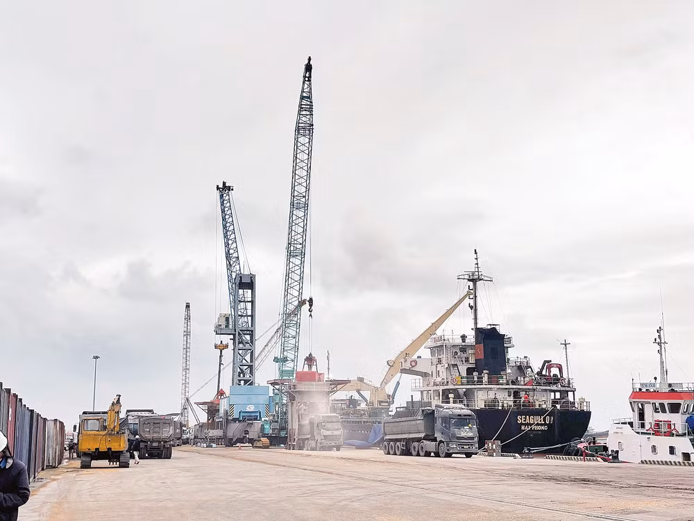 Bốc xếp hàng hóa tại Cảng Quy Nhơn, tỉnh Gia Lai. (Ảnh ĐỨC TÙNG)