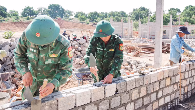 Bộ đội Biên phòng tỉnh Gia Lai hỗ trợ xây dựng trường học biên giới tại xã Ia Púch (Ảnh CÔNG CƯỜNG)
