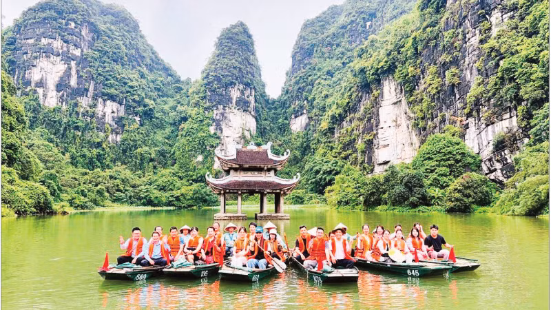 Du khách khám phá Khu du lịch sinh thái Tràng An, Ninh Bình (Ảnh TUẤN LÊ)