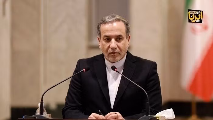 Ngoại trưởng Iran Seyed Abbas Araghchi trong cuộc họp báo tại Tehran. (Ảnh: THX/TTXVN)