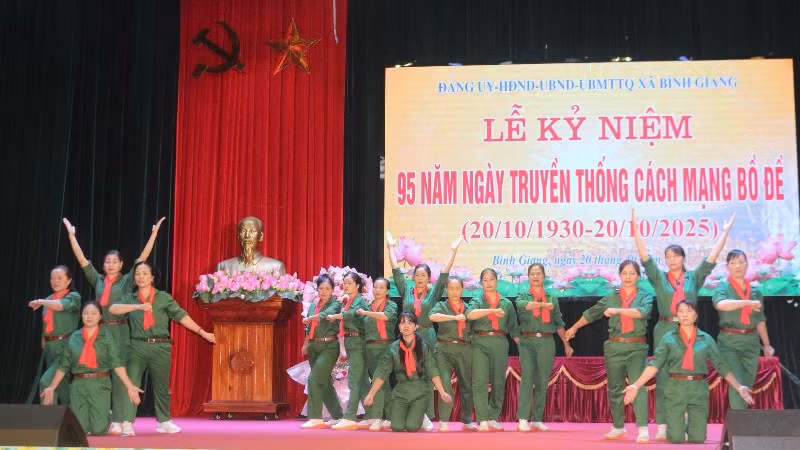 Một tiết mục văn nghệ tại lễ kỷ niệm 95 năm Ngày truyền thống cách mạng Bồ Đề.