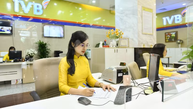 Quầy giao dịch khách hàng tại chi nhánh Ngân hàng IVBBank. (Ảnh: THẾ ĐẠI)