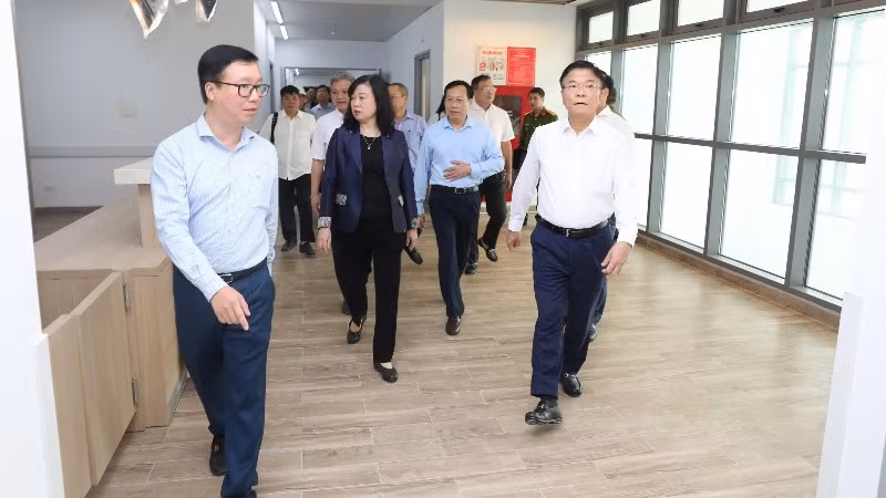 Phó Thủ tướng Chính phủ Lê Thành Long cùng đoàn công tác kiểm tra thực tế thi công các hạng mục xây lắp Dự án cơ sở 2 của Bệnh viện Bạch Mai và Việt Đức.