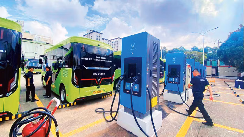 Hạ tầng trạm sạc là yếu tố quan trọng của quá trình chuyển đổi phương tiện giao thông công cộng lẫn phương tiện cá nhân để thực hiện xanh hóa hoạt động giao thông vận tải. 