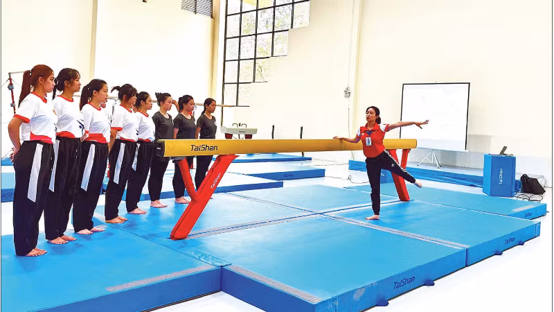 Một buổi huấn luyện của thầy và trò bộ môn thể dục, Trường đại học Thể dục thể thao Bắc Ninh với sự hỗ trợ của công nghệ số.