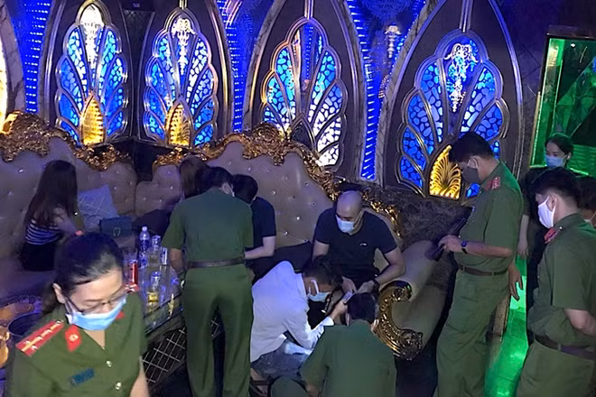 Lực lượng nghiệp vụ phát hiện cơ sở karaoke Gossip có khách bên trong bất chấp lệnh “giới nghiêm”.