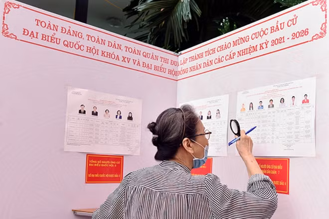 Cử tri Hà Nội lựa chọn những người tiêu biểu bầu đại biểu Quốc hội và đại biểu HĐND các cấp.