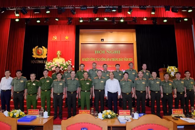 Chủ tịch nước Nguyễn Xuân Phúc cùng các đại biểu tham dự hội nghị.