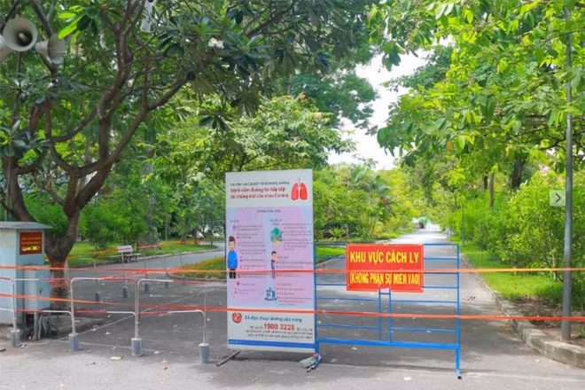 Bệnh viện Phạm Ngọc Thạch đang thực hiện mô hình “bệnh viện tách đôi”, một nửa bệnh viện là “đơn vị điều trị Covid-19”.