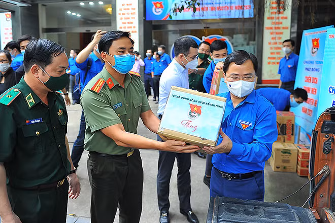 Các đại biểu dự lễ phát động chiến dịch tham gia vận chuyển trang thiết bị y tế, nhu yếu phẩm hỗ trợ các địa phương chịu ảnh hưởng của dịch Covid-19.