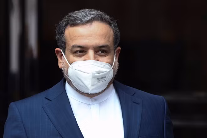 Thứ trưởng Ngoại giao Iran Abbas Araghchi sau cuộc họp của Ủy ban chung giám sát JCPOA, tại Vienna, ngày 12-6. (Ảnh: Reuters)