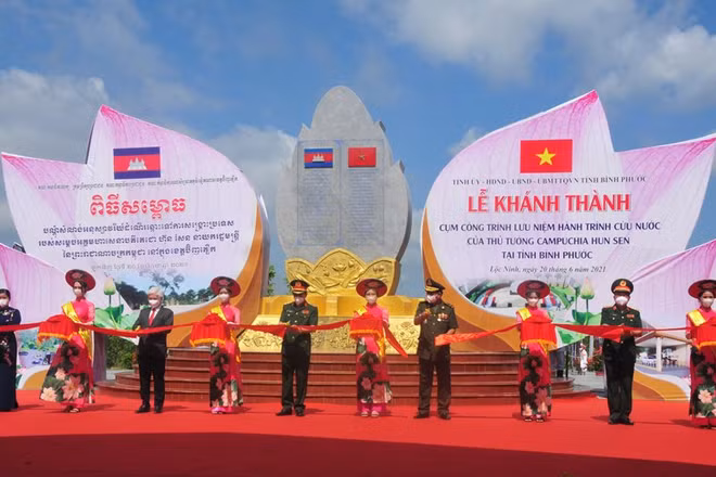 Lãnh đạo hai nước Việt Nam – Campuchia cắt băng khánh thành cụm công trình lưu niệm hành trình cứu nước của Thủ tướng Campuchia Hun Sen trên đất Bình Phước.