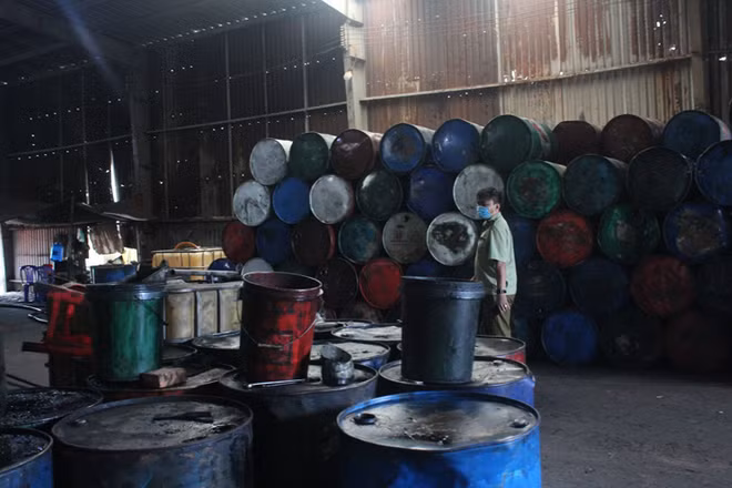 Lực lượng chức năng kiểm tra bên trong cơ sở.