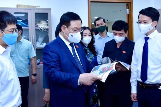 Chủ tịch Quốc hội Vương Đình Huệ xem ấn phẩm của báo Đại biểu nhân dân.