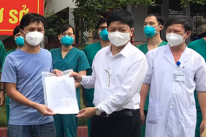 Ông Nguyễn Trọng Khoa, Cục trưởng Cục Quản lý Khám, chữa bệnh chúc mừng bệnh nhân ra viện.