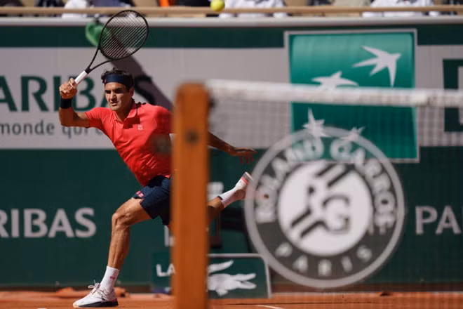 Roger Federer có chiến thắng “tốc hành” trong ngày trở lại mặt sân đất nện ở Roland Garros sau gần hai năm vắng mặt. (Ảnh: Roland Garros)