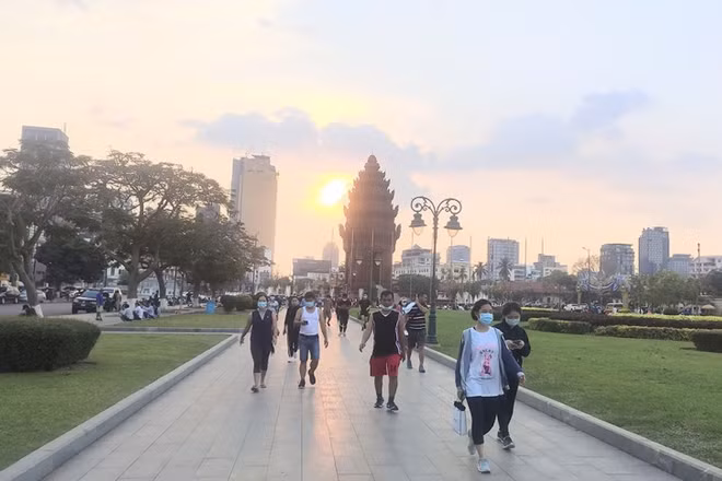 Người dân đi bộ trong một công viên ở trung tâm Phnom Penh. 