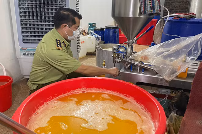 Đội QLTT số 11 đã tạm giữ toàn bộ các phương tiện, máy móc và các sản phẩm mỹ phẩm, nước hoa trên để xác minh, làm rõ và xử lý theo quy định của pháp luật. Ước tính ban đầu giá trị hàng hóa tại cơ sở lên đến hàng tỷ đồng.