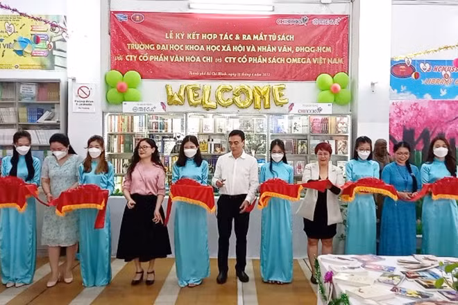 Lễ ký kết hợp tác và ra mắt Tủ sách. (Ảnh: Ban tổ chức cung cấp)