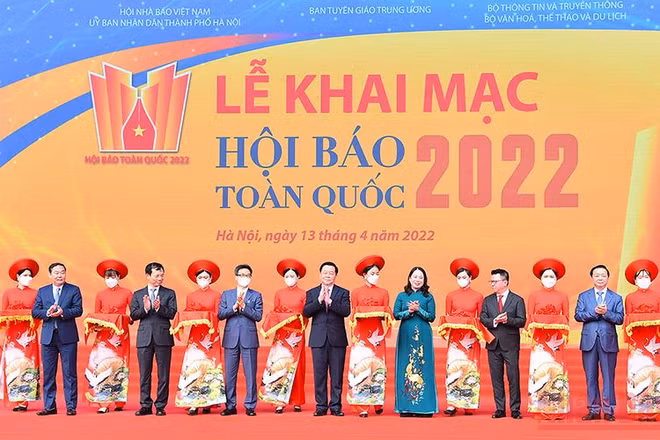 Các đại biểu thực hiện nghi thức cắt băng khai mạc Hội Báo Toàn quốc năm 2022.