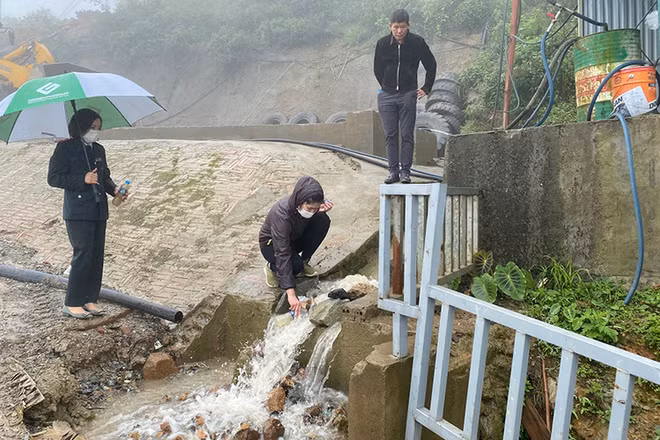 Cán bộ Sở Tài nguyên và Môi trường tỉnh Yên Bái lấy mẫu nước ngay tại điểm thải ra suối Nậm Lùng.