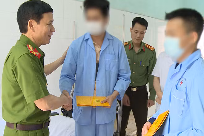 Lãnh đạo Công an tỉnh Thanh Hóa động viên đồng đội yên tâm điều trị, sớm bình phục sức khỏe.