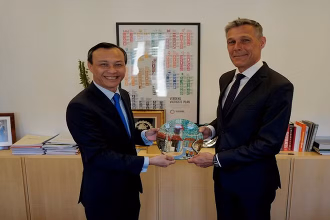 Đại sứ Lương Thanh Nghị chào xã giao Thứ trưởng Ngoại giao Đan Mạch phụ trách Thương mại và Bền vững toàn cầu Steen Hommel. Ảnh:BNG