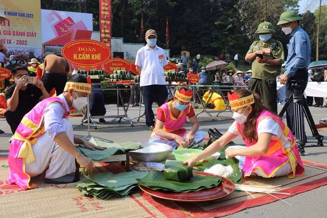 Các đội tham gia thi gói, nấu bánh chưng dâng lên các Vua Hùng.