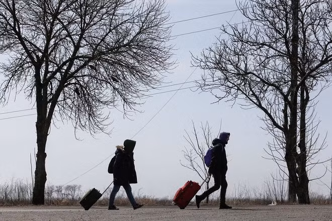 Người dân Ukraine sơ tán khỏi thành phố Mariupol ngày 20/3/2022. (Ảnh: Reuters)