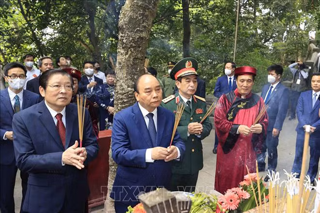 Chủ tịch nước Nguyễn Xuân Phúc cùng Lãnh đạo Đảng, Nhà nước dâng hương tại Lăng Vua Hùng. (Ảnh: Thống Nhất/TTXVN)