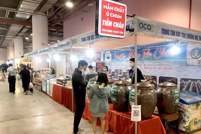 Một gian hàng trưng bày các sản phẩm nông nghiệp tỉnh Thái Bình tham gia Hội chợ OCOP tỉnh Quảng Ninh năm 2021.