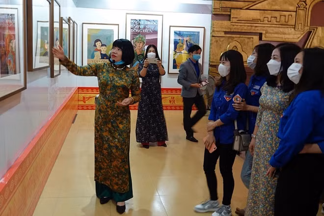 Đại biểu và đoàn viên thanh niên xem triển lãm tranh cổ động.