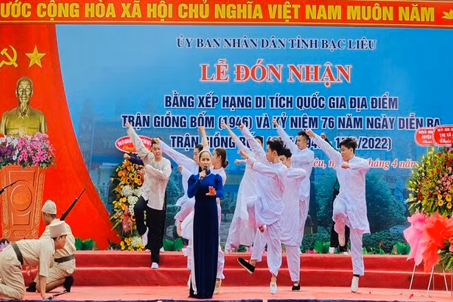 Một tiết mục văn nghệ chào mừng lễ đón nhận Bằng xếp hạng Di tích Quốc gia tại Bạc Liêu.