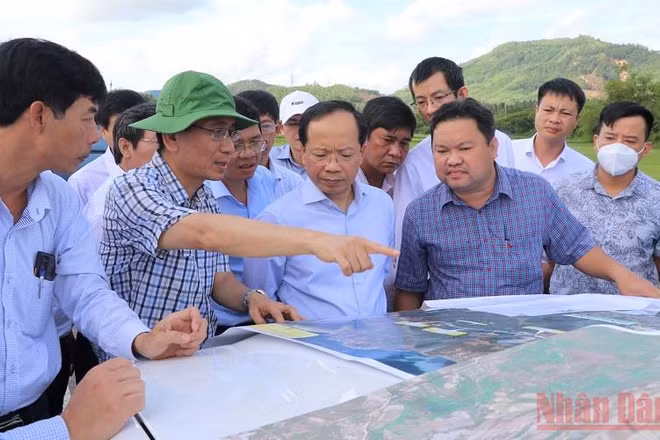 Đoàn công tác của Bộ Giao thông vận tải kiểm tra, chỉ đạo Dự án Xây dựng công trình đường bộ cao tốc bắc-nam phía Đông đoạn qua tỉnh Phú Yên.