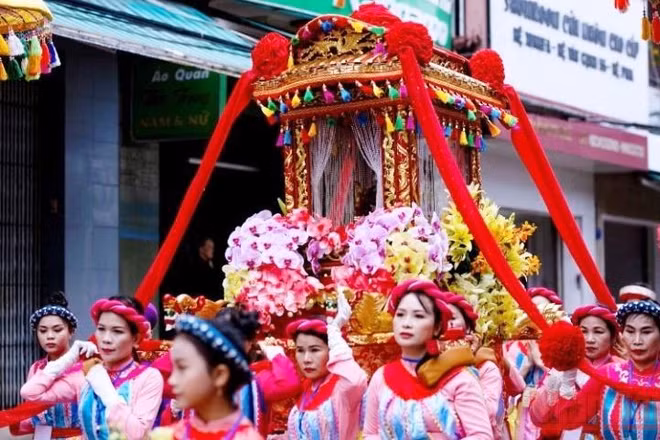 Đội thiếu nữ tham gia Cung nghinh Thánh Mẫu qua nhiều tuyến phố ở trung tâm thành phố Huế.