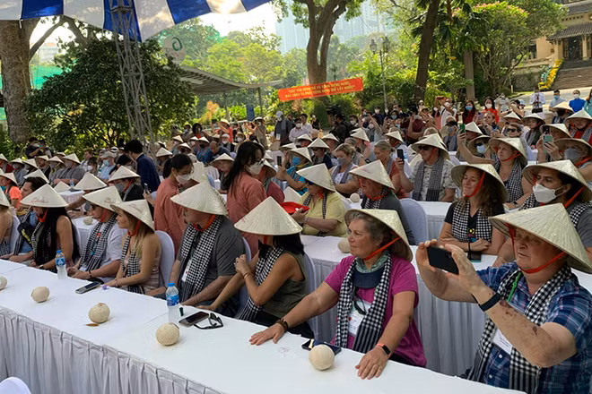 Đoàn du khách Hoa Kỳ trong buổi đón tiếp sáng nay.