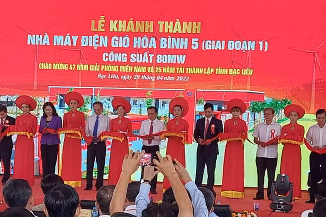 Cắt băng khánh thành dự án điện gió Hòa Bình 5 ở Bạc Liêu.