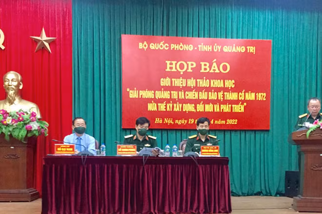 Đại diện các cơ quan Bộ Quốc phòng và Tỉnh ủy Quảng Trị đồng chủ trì họp báo giới thiệu Hội thảo. 