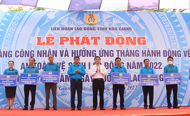 Phó Bí thư Thường trực Tỉnh ủy Hậu Giang Trần Văn Huyến trao bảng tượng trưng mái ấm công đoàn và quà cho Liên đoàn lao động các huyện, thị xã.