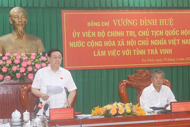 Chủ tịch Quốc hội Vương Đình Huệ phát biểu tại buổi làm việc.