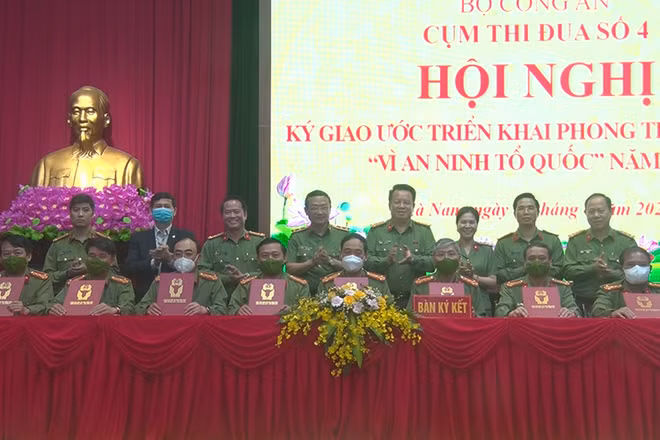 Đại diện lãnh đạo các đơn vị trong Cụm thi đua số 4, Bộ Công an ký giao ước triển khai phong trào thi đua "Vì an ninh Tổ quốc" năm 2022.