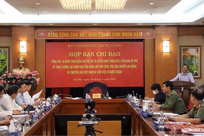 Đồng chí Trần Tuấn Anh phát biểu tại phiên họp.