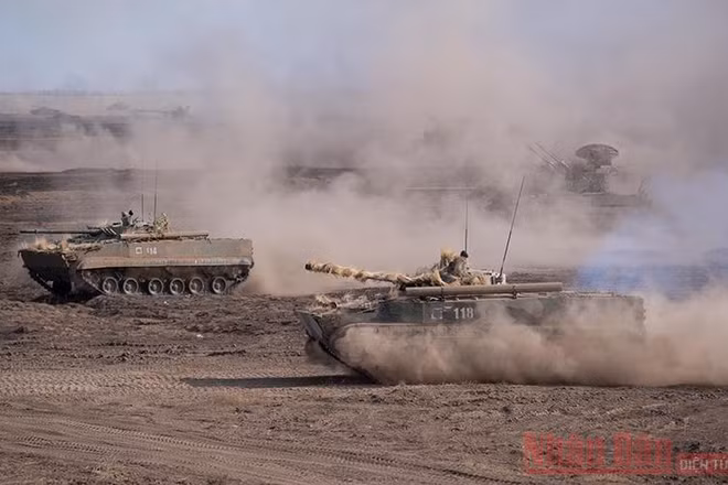 Xe tăng Nga tập trận. Ảnh Thanh Thể