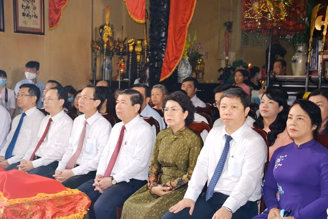 Các đại biểu dự Lễ giỗ Đức Thượng Công Tả quân Lê Văn Duyệt.
