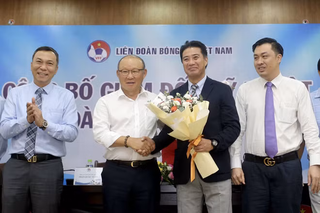 HLV trưởng Park Hang Seo chúc mừng tân GĐKT Yusuke Adachi. (Ảnh: VFF)