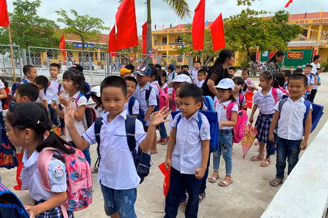 Niềm vui của nhiều học sinh Trường tiểu học Kim Đồng, thị trấn Yên Ninh, huyện Yên Khánh ( Ninh Bình) khi trở lại trường học tập.