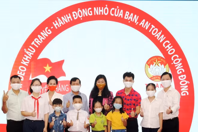 Các đại biểu hưởng ứng chương trình "Nhân dân Thủ đô đeo khẩu trang, phòng, chống dịch bệnh”. 