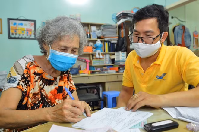 Chi trả lương hưu tại nhà ở TP Hồ Chí Minh trong đợt phòng, chống dịch Covid-19 vừa qua. (Ảnh minh họa: Bảo hiểm xã hội Việt Nam).