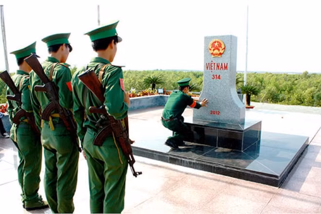 Cán bộ, chiến sĩ Đồn Biên phòng CKQT Hà Tiên tuần tra, bảo vệ đường biên, mốc quốc giới.